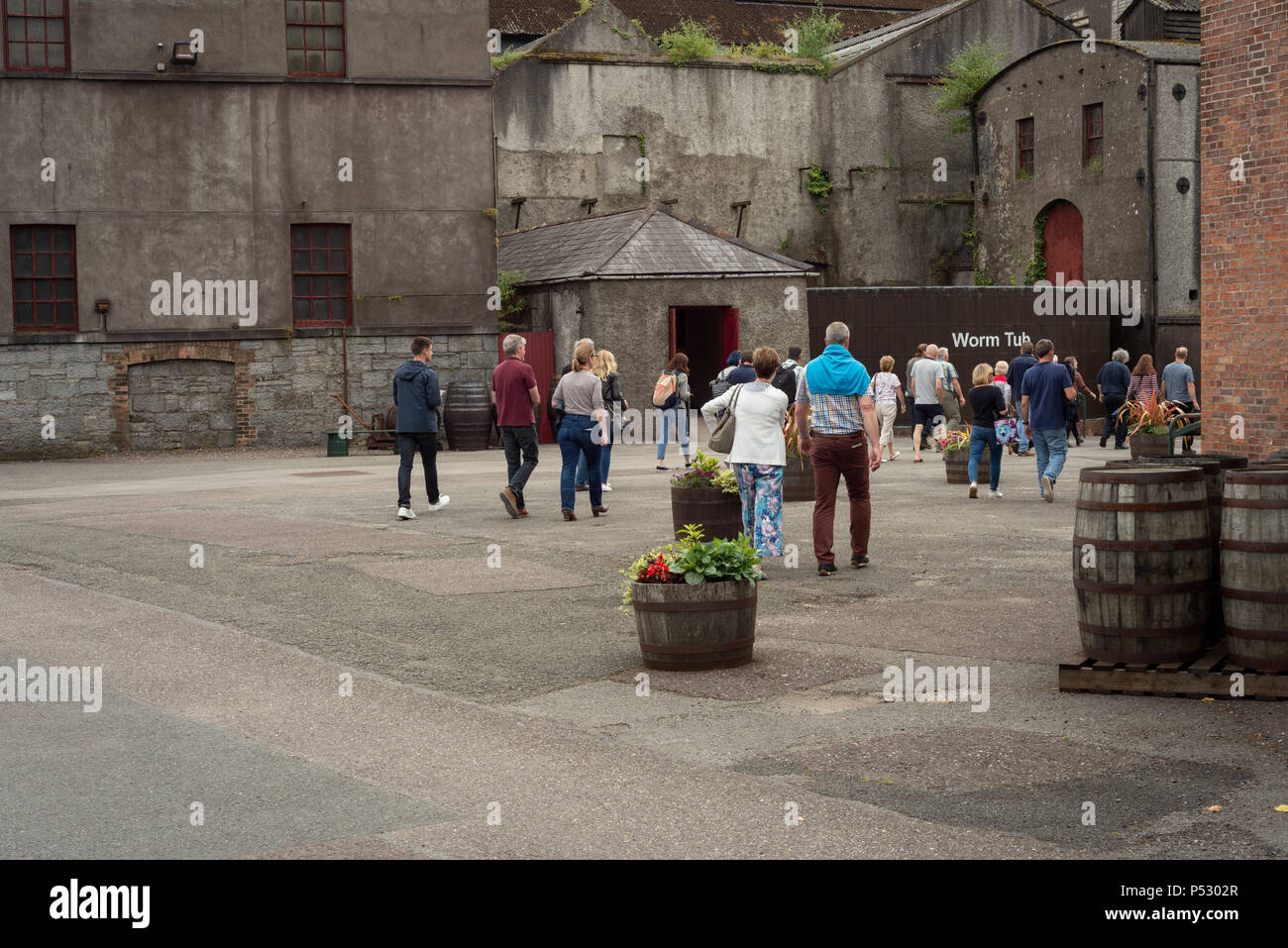 Gruppe von Touristen während der Jameson Experience Führung im Innenhof der Old Jameson Whiskey Distillery in Midleton Irland. Stockfoto