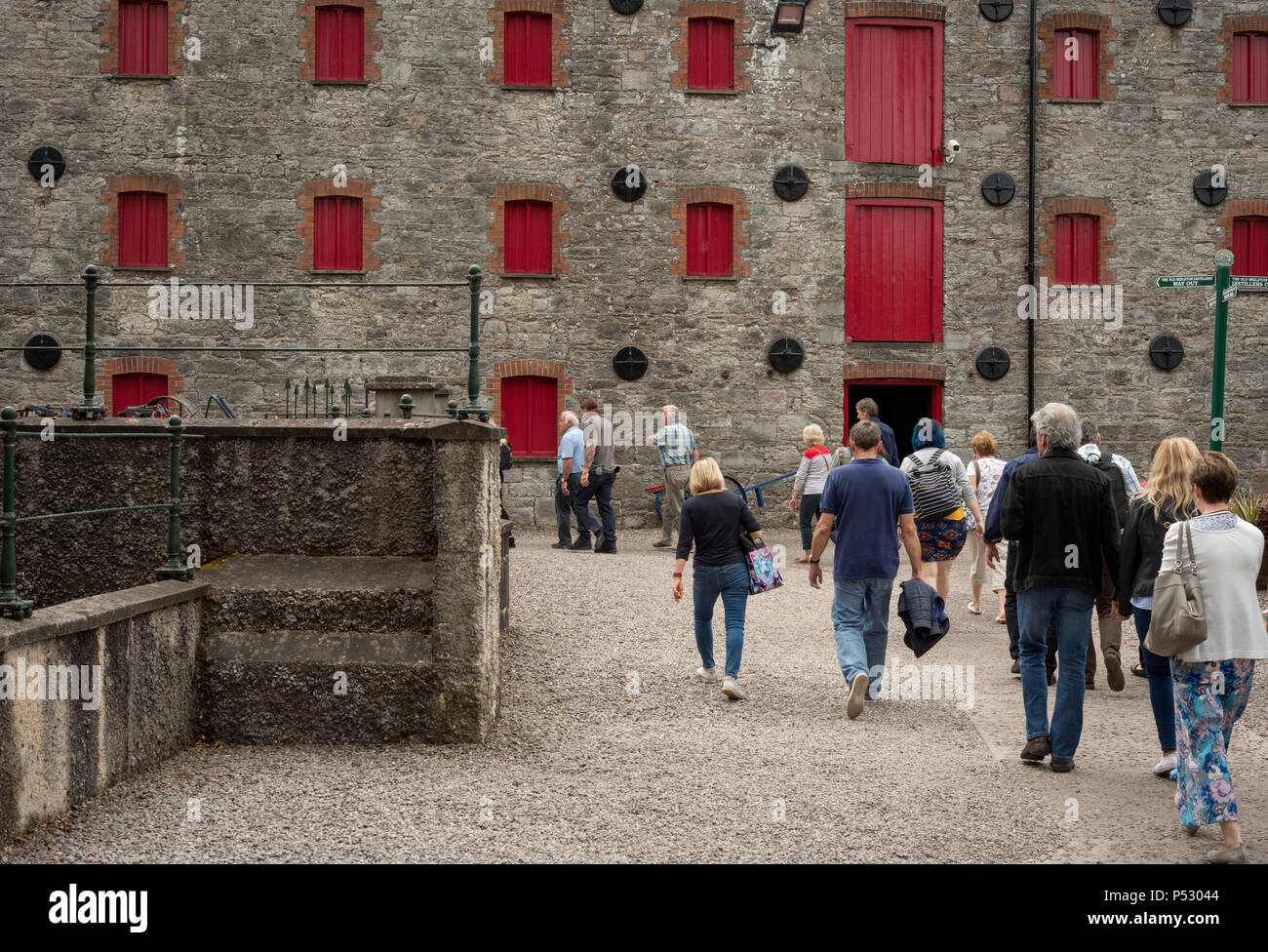 Midleton Destillerie und Jameson Experience Tour Trail und Touristen im Courtyard of the Old Jameson Whiskey Distillery in Midleton, Irland. Stockfoto
