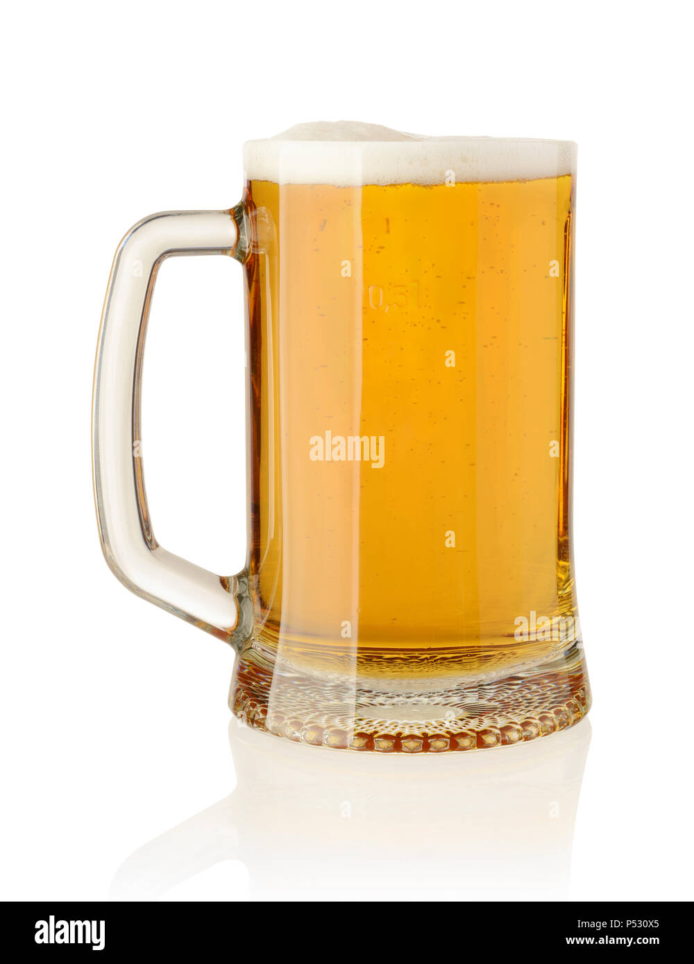 Becher mit einem hellen Bier auf weißem Hintergrund Stockfoto