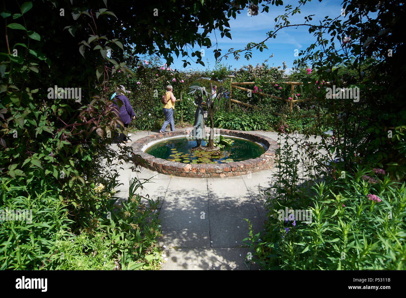 Wasser Skulptur in einem seerosenteich bei Burton Agnes Hall, East Yorkshire, England, UK GB Stockfoto