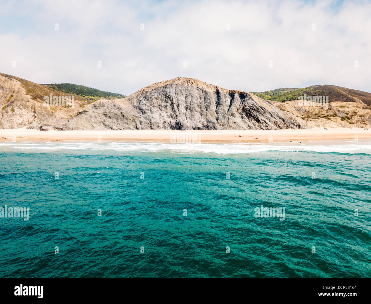 Antenne Drone Blick auf blauen Wellen und schönen Sandstrand Küste in Portugal Stockfoto