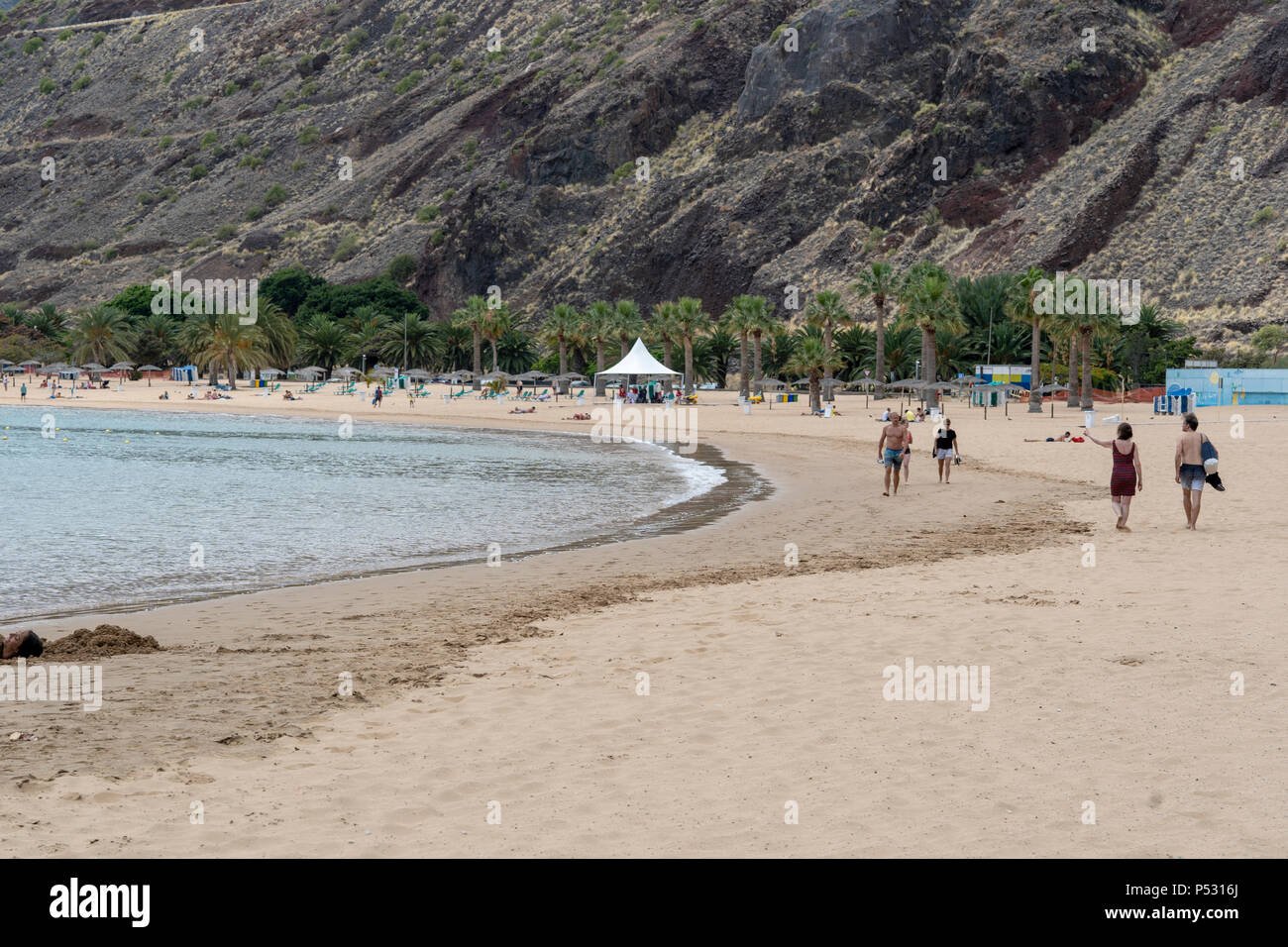 Las Teresitas, Teneriffa, Kanarische Inseln. die Frau zu Fuß auf den Sand der Mann Las Teresitas Strand (Playa) Stockfoto