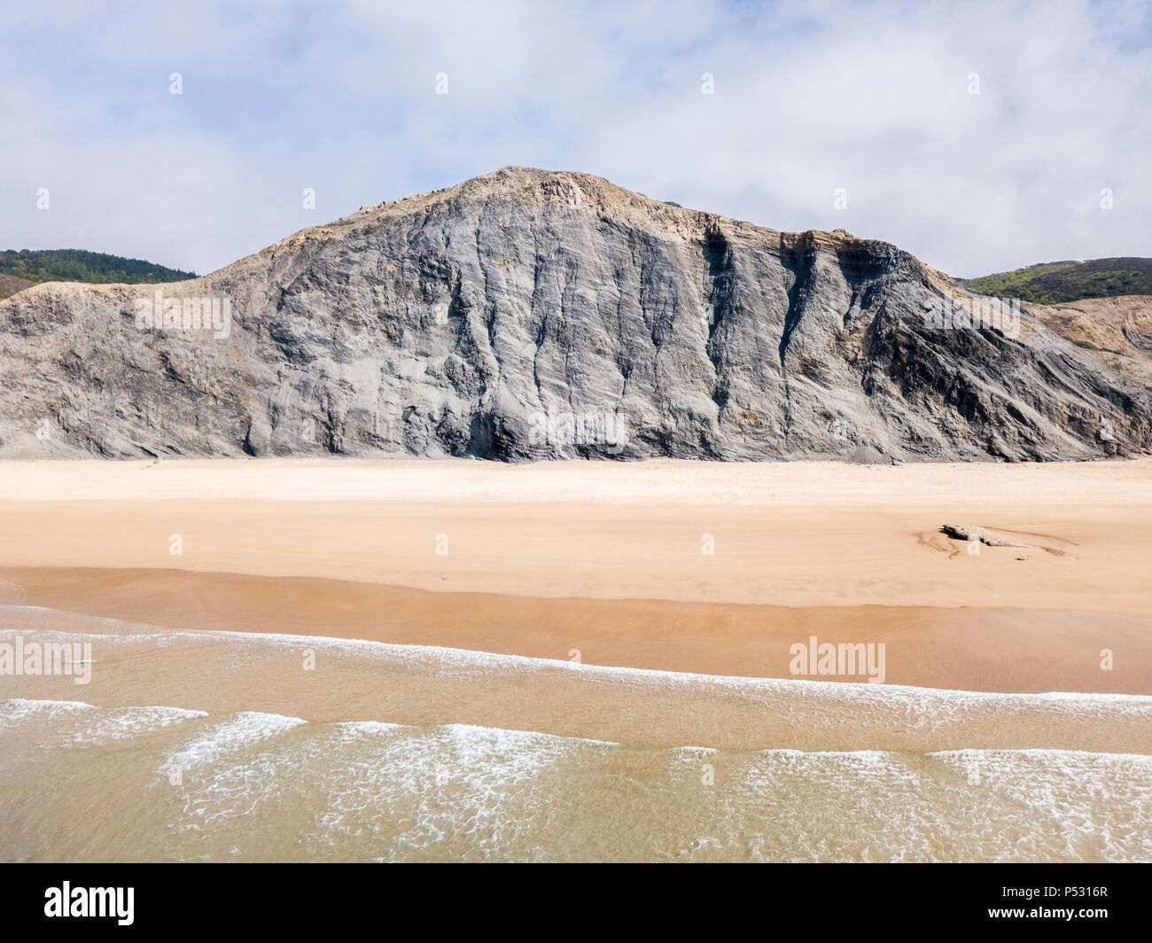 Antenne Drone Blick auf blauen Wellen und schönen Sandstrand Küste in Portugal Stockfoto