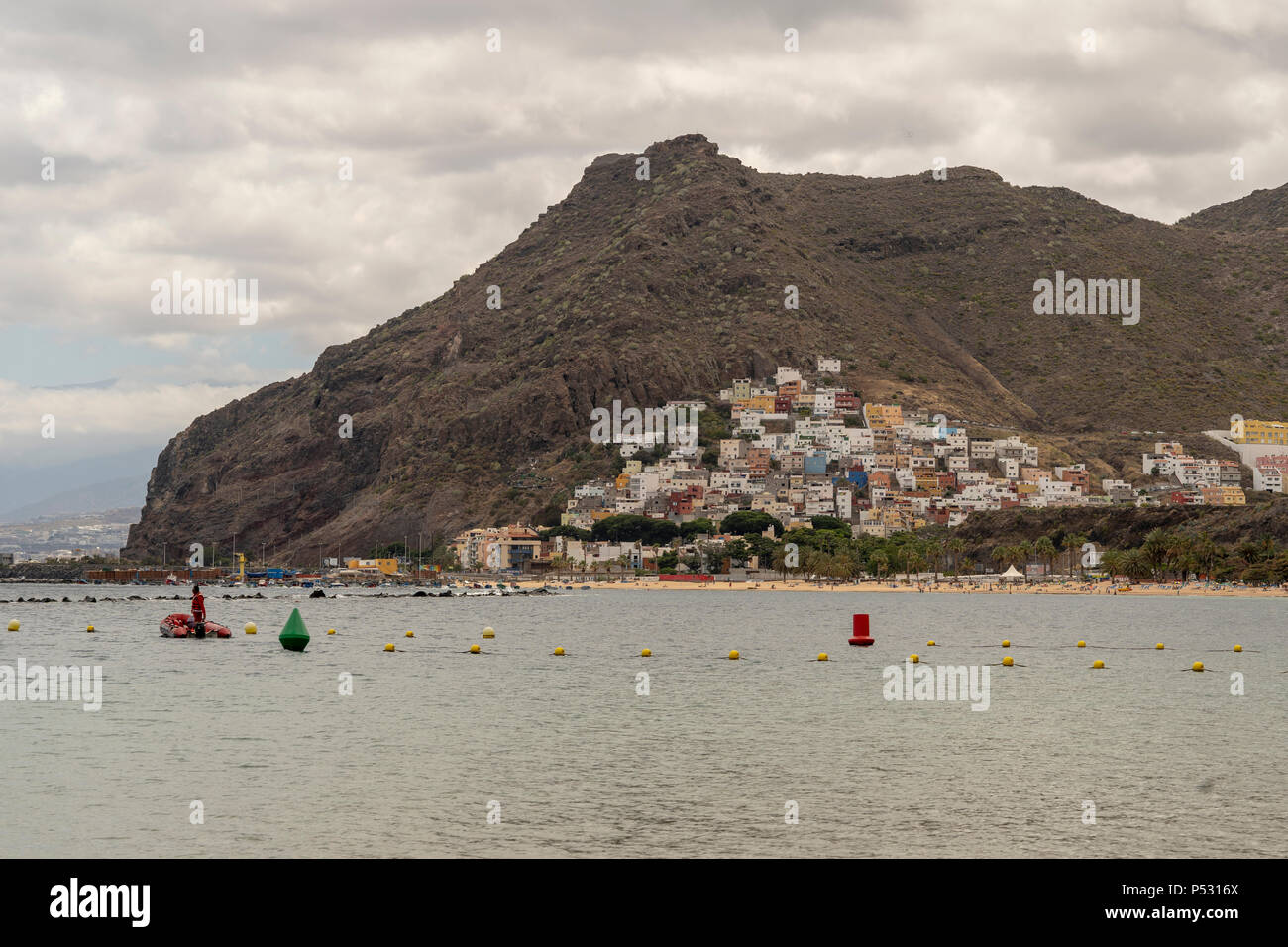 Las Teresitas, Teneriffa, Kanarische Inseln. die Frau zu Fuß auf den Sand der Mann Las Teresitas Strand (Playa) Stockfoto