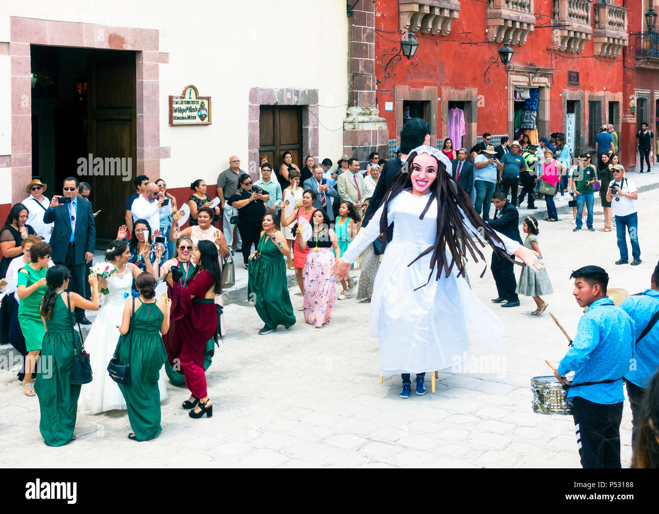 Menschen und eine mojigangas Tanzen in der Straße an einer Hochzeit im La Jardin in San Miguel de Allende Stockfoto