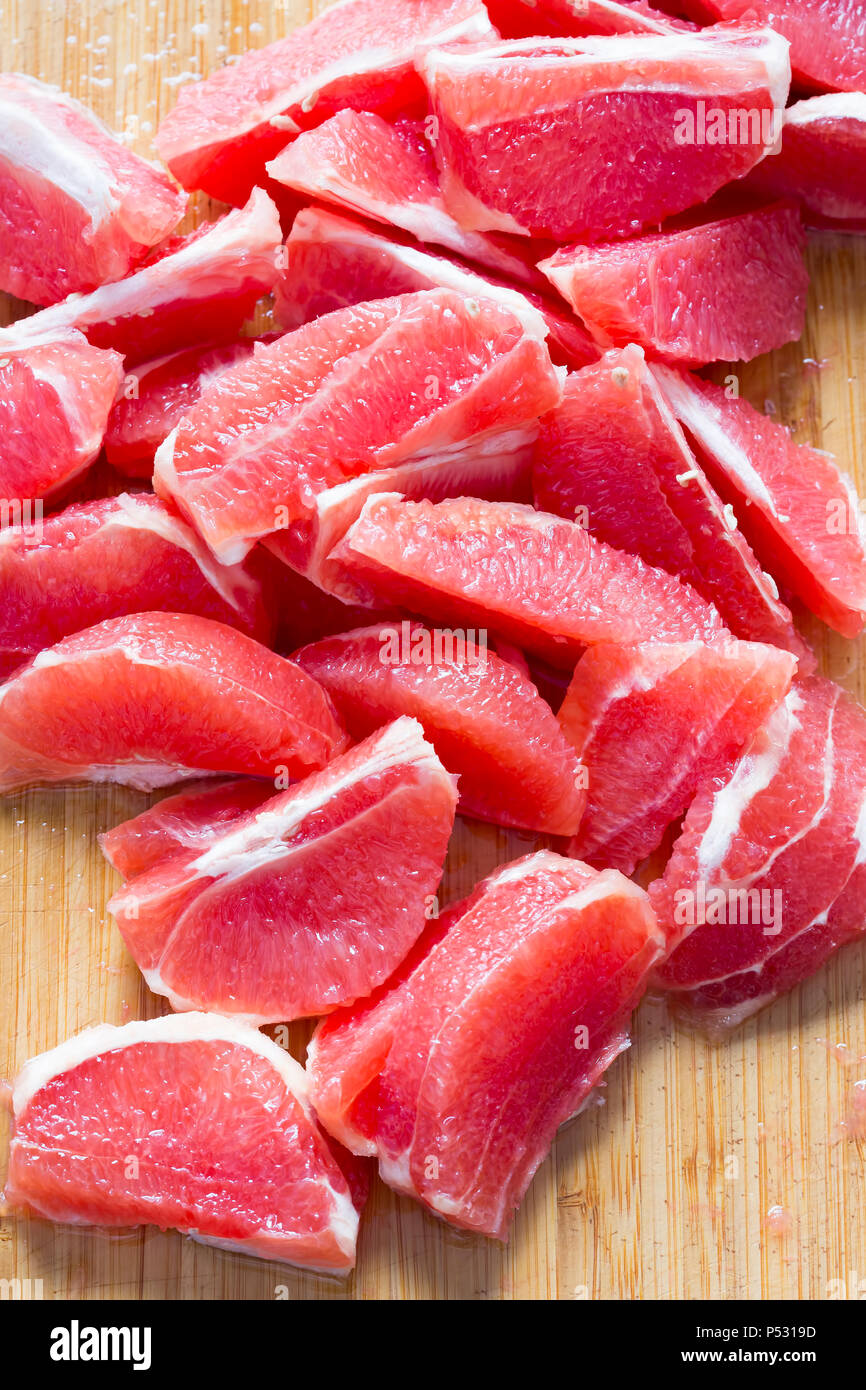 Rote Grapefruit Stücke auf Holzbrett Stockfoto