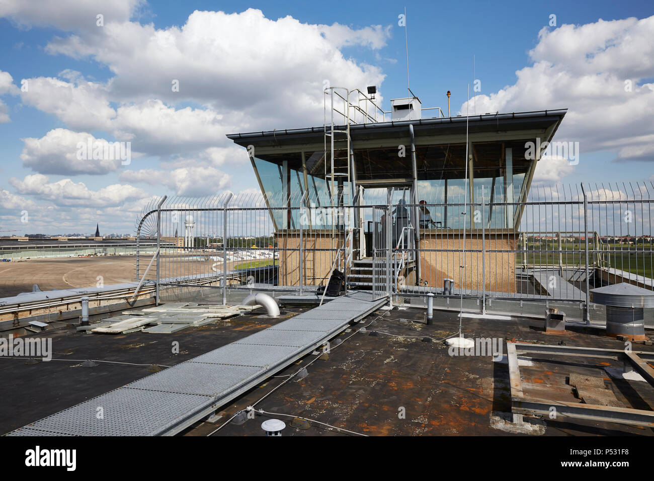 Berlin, Deutschland - Blick vom Dach des Kopfbaus West auf den ehemaligen Betrieb Tower des Flughafens Berlin-Tempelhof. Stockfoto