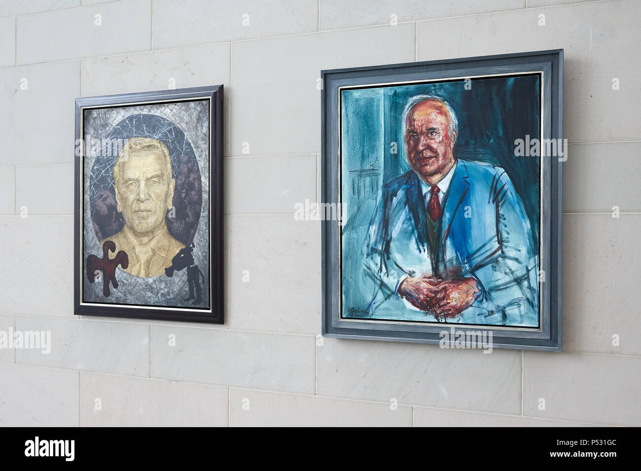 Berlin, Deutschland - Malerei von Gerhard Schröder und Helmut Kohl im Bundeskanzleramt Galerie im Bundeskanzleramt. Stockfoto