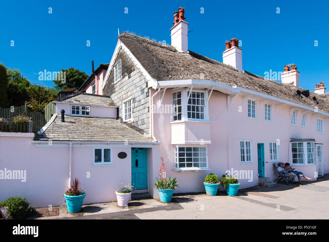 LyME Regis, Dorset, Großbritannien, 14. Juni 2018: Rosa reetdachhaus an der Küste von Lyme Regis. Stockfoto