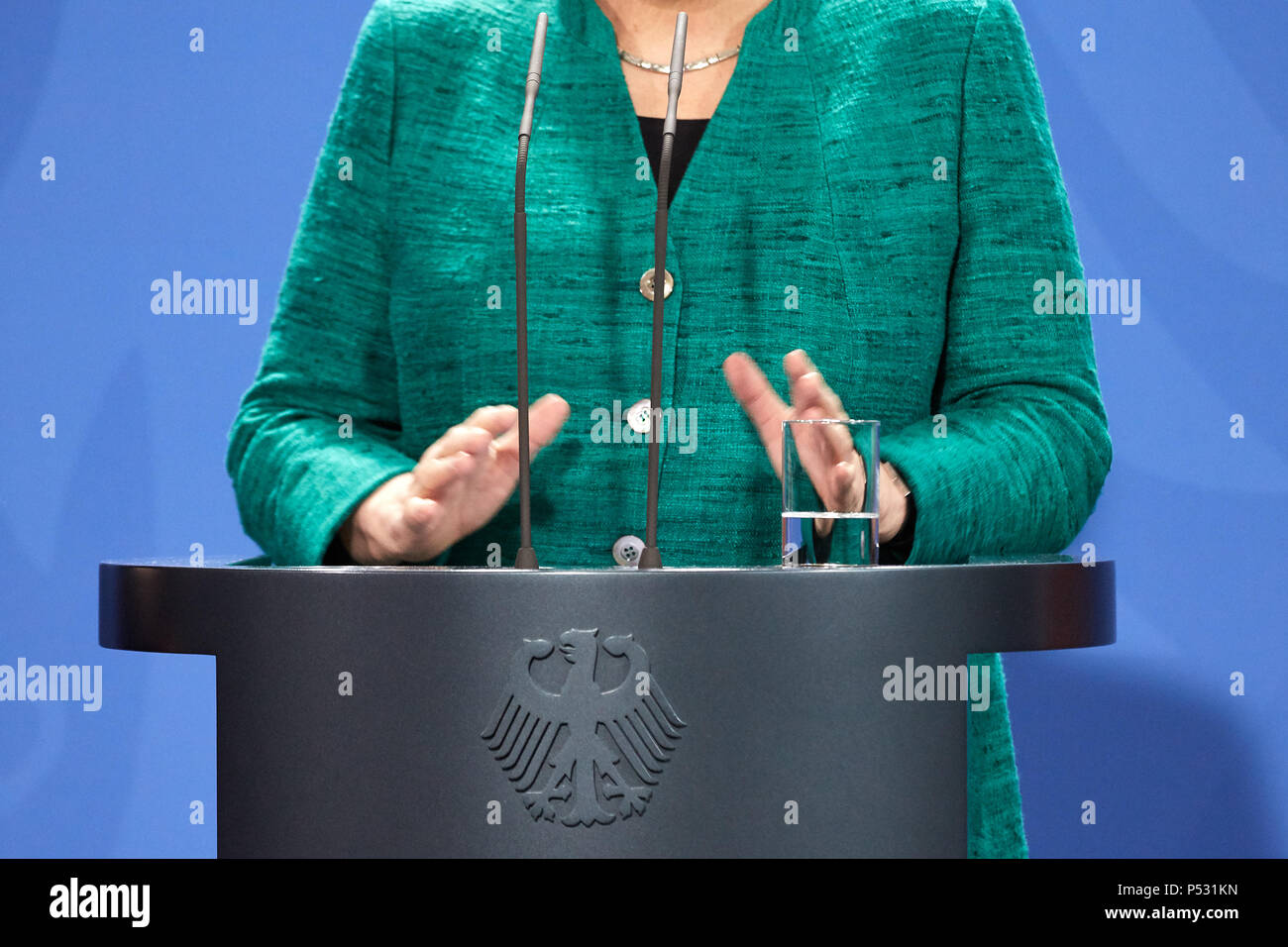 Berlin, Deutschland - Hände von Bundeskanzlerin Angela Merkel Stockfoto