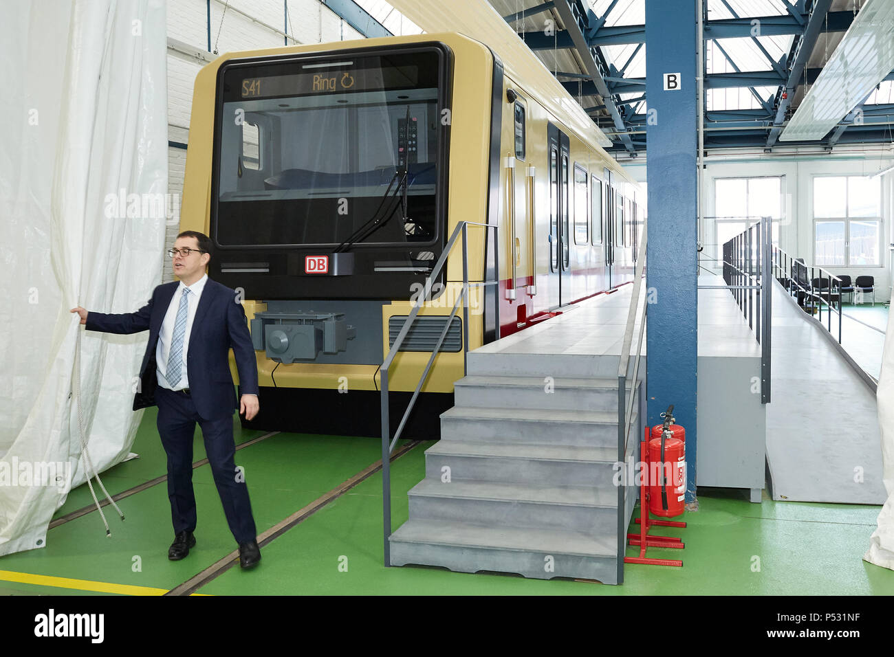 Berlin, Deutschland - Peter Buchner, Sprecher der Geschäftsführung der Berliner S-Bahn vor dem Modell im Maßstab 1:1 der neuen S-Klasse 483 Stockfoto