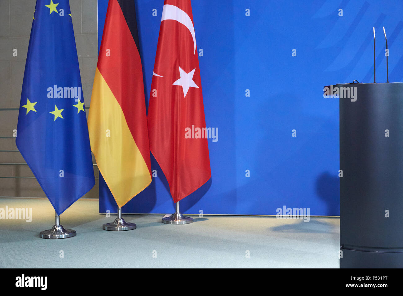 Berlin, Deutschland - die Flagge der Europäischen Union, der Deutschen und der türkischen Flagge vor ein Logo Wand im Bundeskanzleramt. Stockfoto
