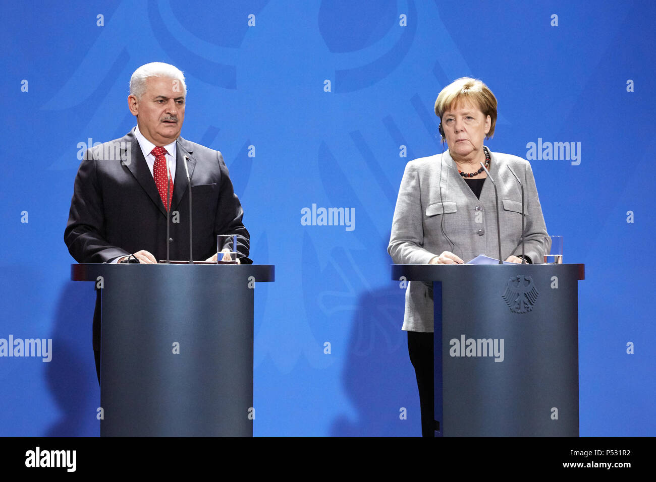 Berlin - Bundeskanzlerin Angela Merkel und der türkische Ministerpräsident Binali Yildirim. Stockfoto
