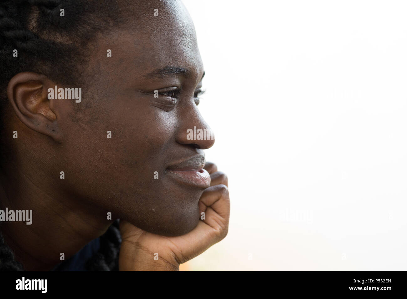 Kakuma, Kenia - Porträt des Deutschen pop Sänger der ghanaischen Abstieg Efeu Qainoo. Stockfoto