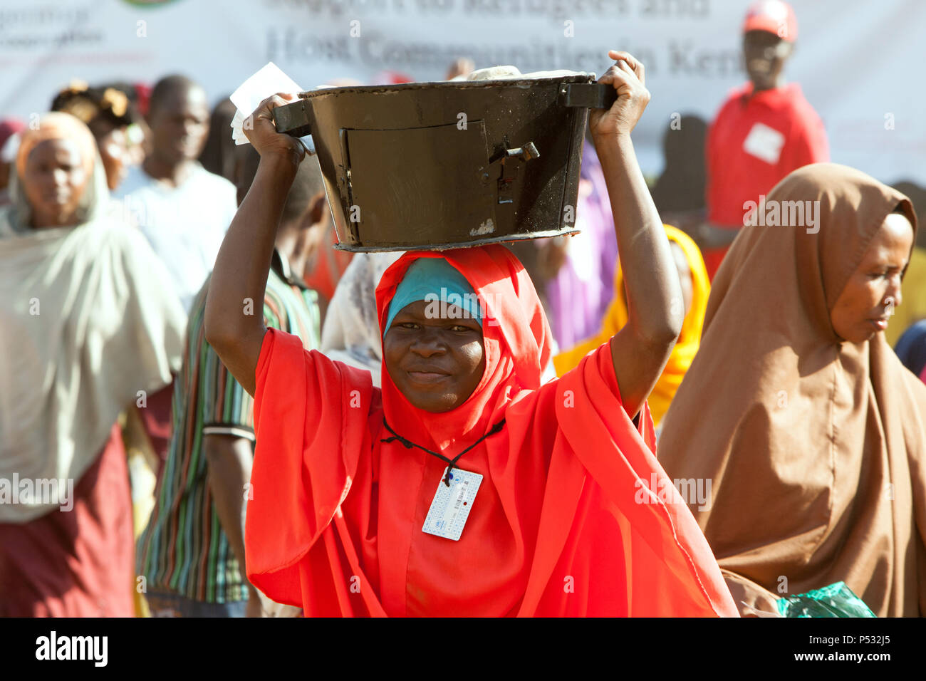 Kakuma, Kenia - Verteilung des Kochens Öfen für Flüchtlinge auf die Flüchtlingslager Kakuma. Stockfoto