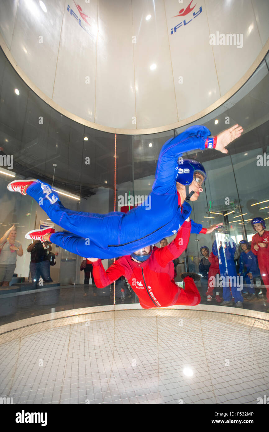 IFly Windkanal Indoor Skydiving geben die Teilnehmer das Gefühl frei fallender Schwerelos abgebildet ein Ausbilder und Kind Stockfoto