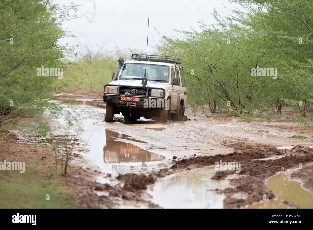 KAKUMA, KENIA - EIN UN-Land Rover Laufwerke auf einem verregneten Landstraße. Stockfoto