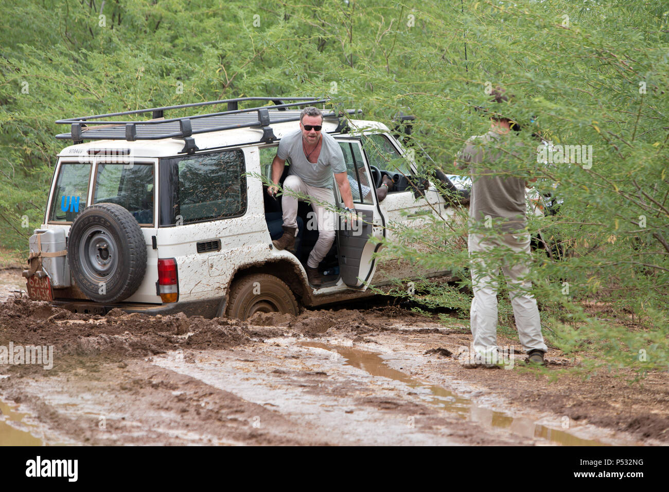 KAKUMA, KENIA - EIN UN-Land Rover hat auf einem Feldweg tief im Schlamm. Stockfoto