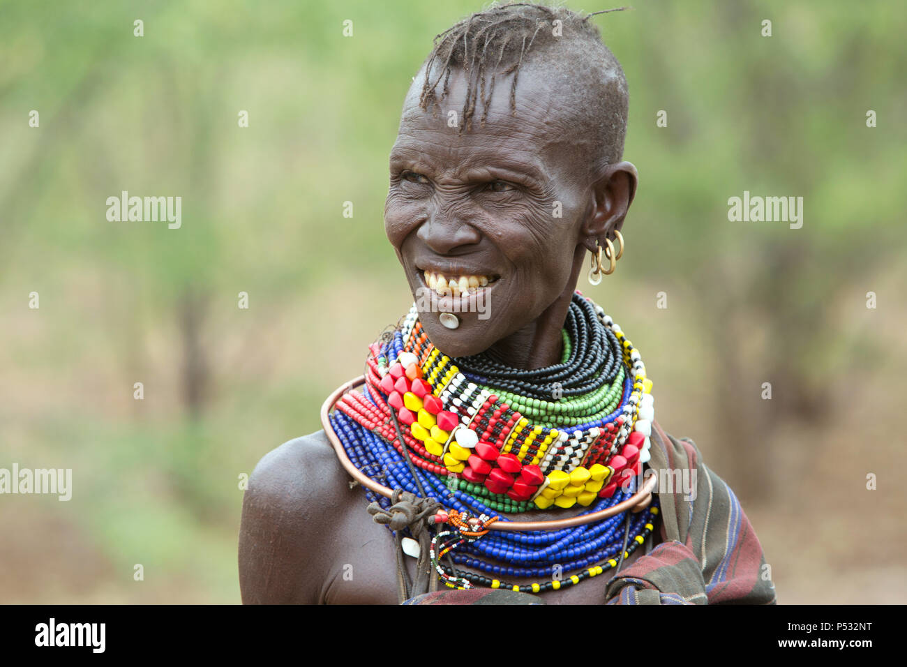 Kakuma, Kenia - Porträt eines lokalen Turkana Frau mit einem traditionellen Halskette. Stockfoto