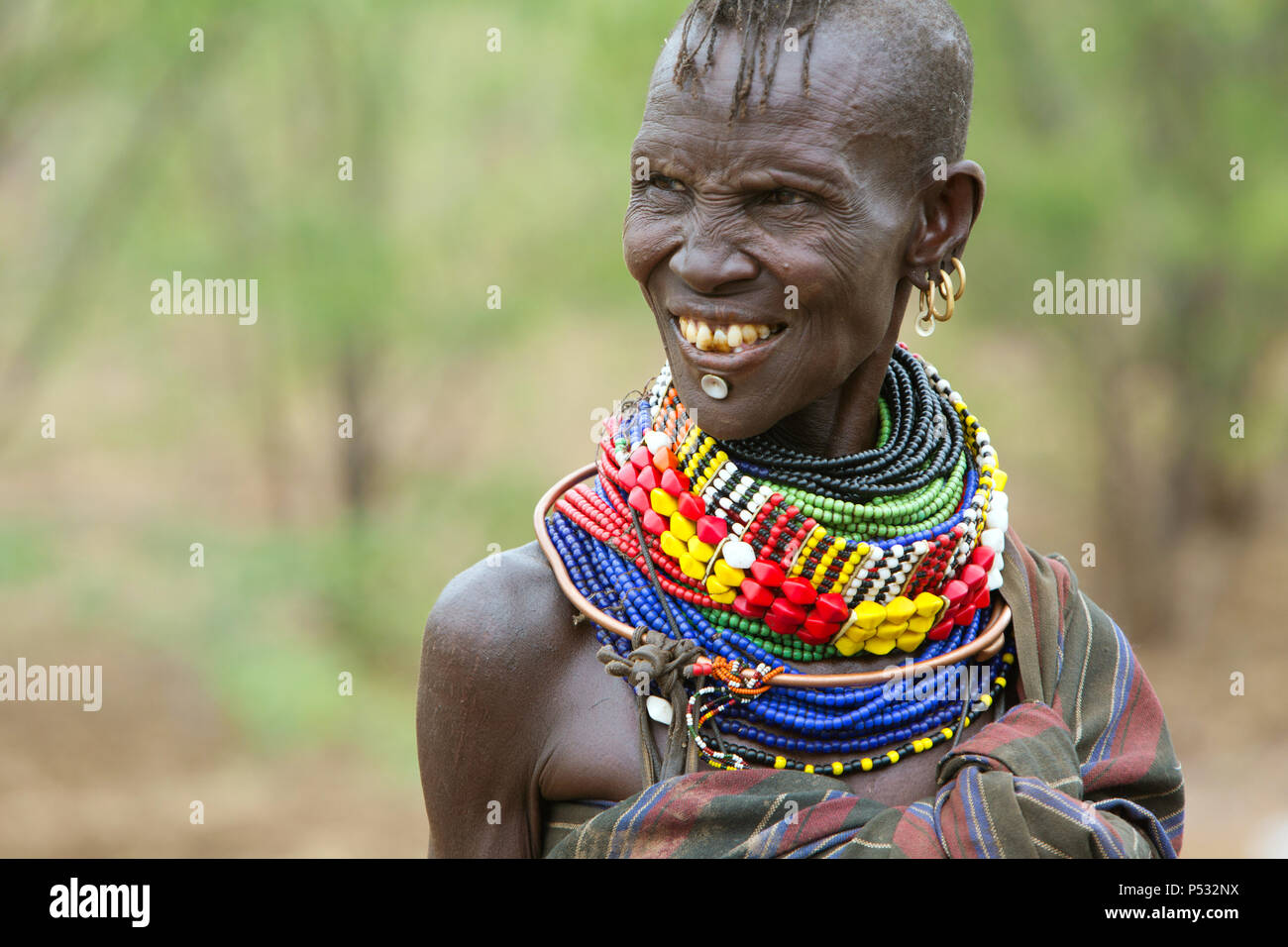 Kakuma, Kenia - Porträt eines lokalen Turkana Frau mit einem traditionellen Halskette. Stockfoto