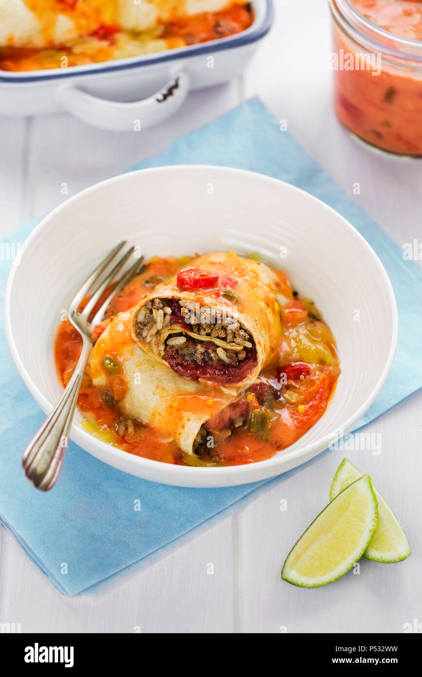 Rindfleisch Enchiladas mit Tomatensauce und Käse Stockfoto