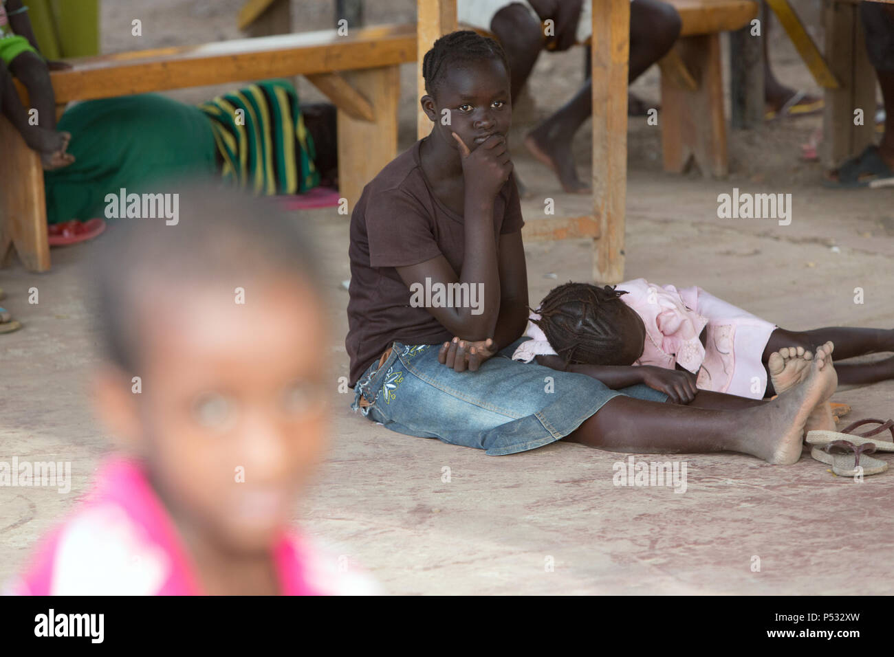 Kakuma, Kenia - Mutter und Kind warten im Patientenbereich von   Die mütterliche Entbindungsstation der Johanniter Auslandshilfe im Flüchtlingslager Kakuma. Stockfoto