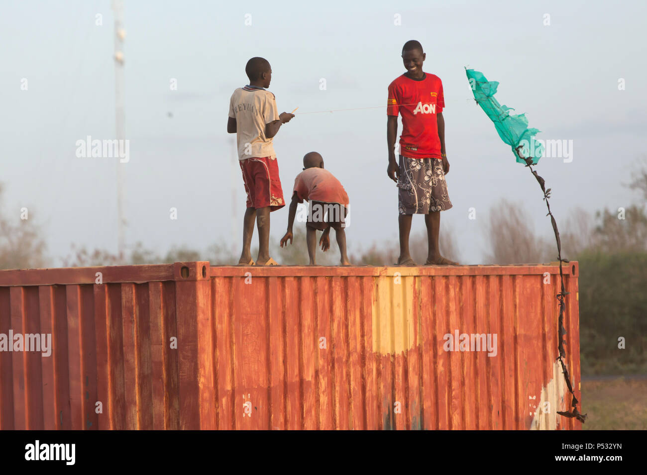 Kakuma, Kenia - Im Flüchtlingslager Kakuma, Flüchtlinge einen Drachen fliehen. Stockfoto