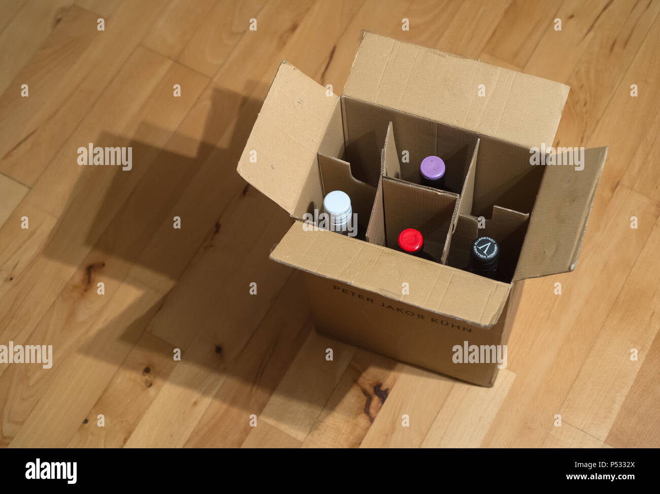 Wein Karton mit Weinflaschen auf einem Parkettboden Stockfoto