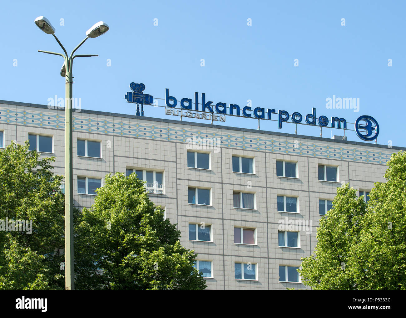 Historische Werbung aus DDR-Zeiten für BALKANCARPODEM BULGARIEN auf einem Panel in der Karl-Marx-Allee. Stockfoto