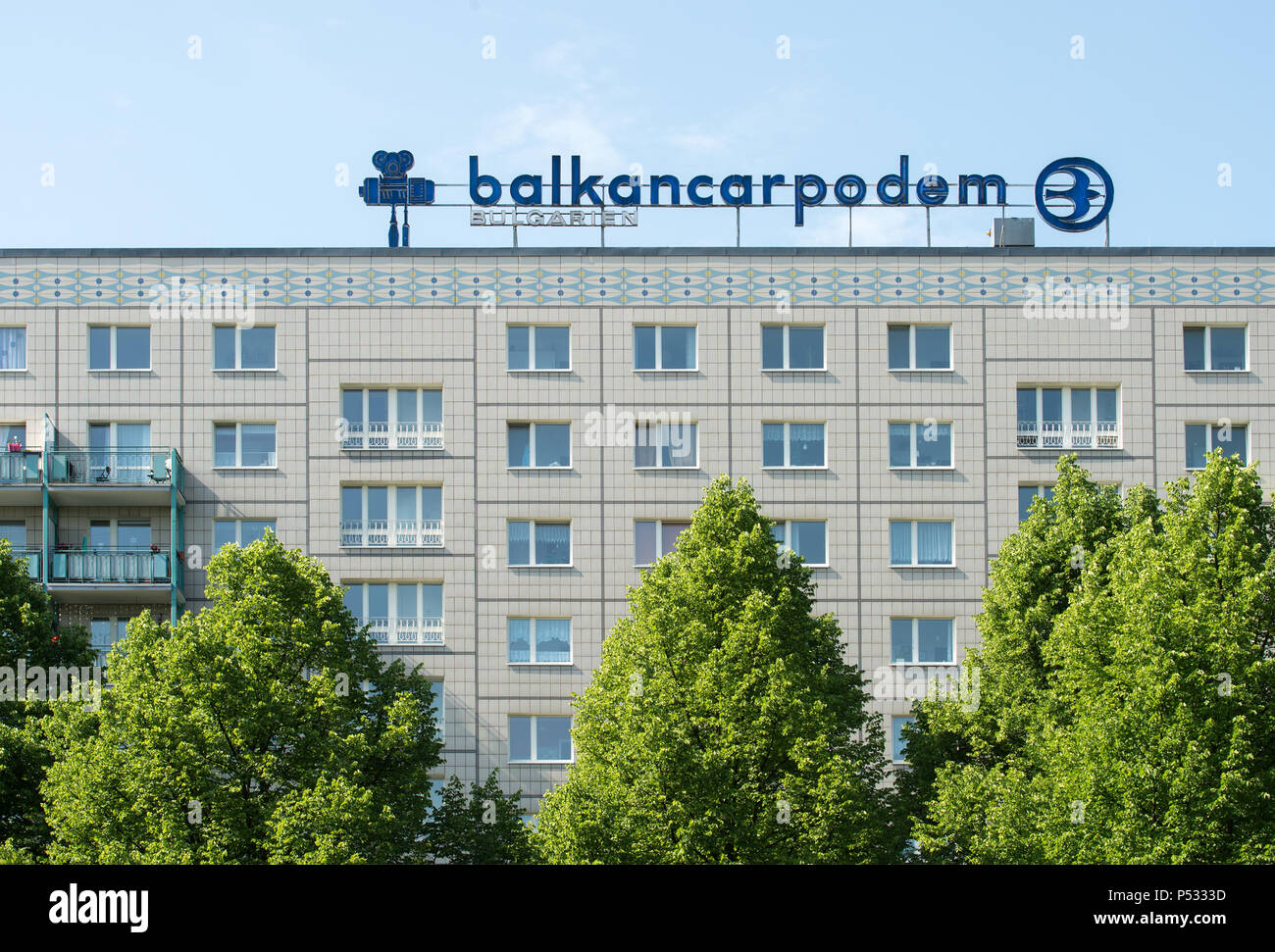 Historische Werbung aus DDR-Zeiten für BALKANCARPODEM BULGARIEN auf einem Panel in der Karl-Marx-Allee. Stockfoto
