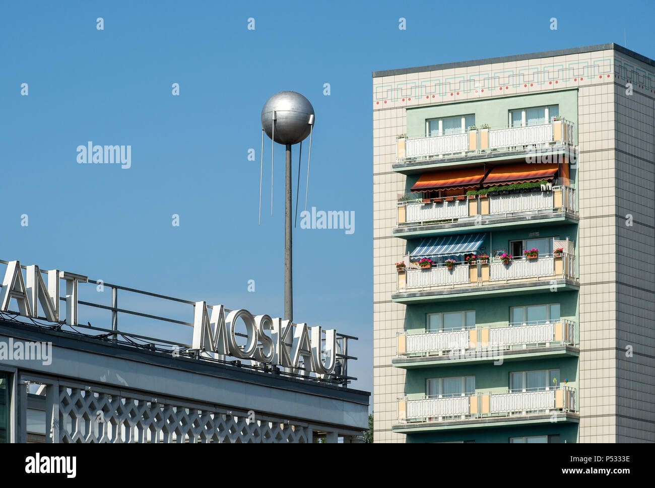 Detail des Cafe Moskau mit einem DDR-Plattenbau in der Karl-Marx-Allee. Stockfoto