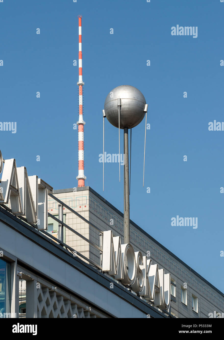 Detail des Cafe Moskau mit Fernsehturm und ein DDR-Plattenbau in der Karl-Marx-Allee. Stockfoto