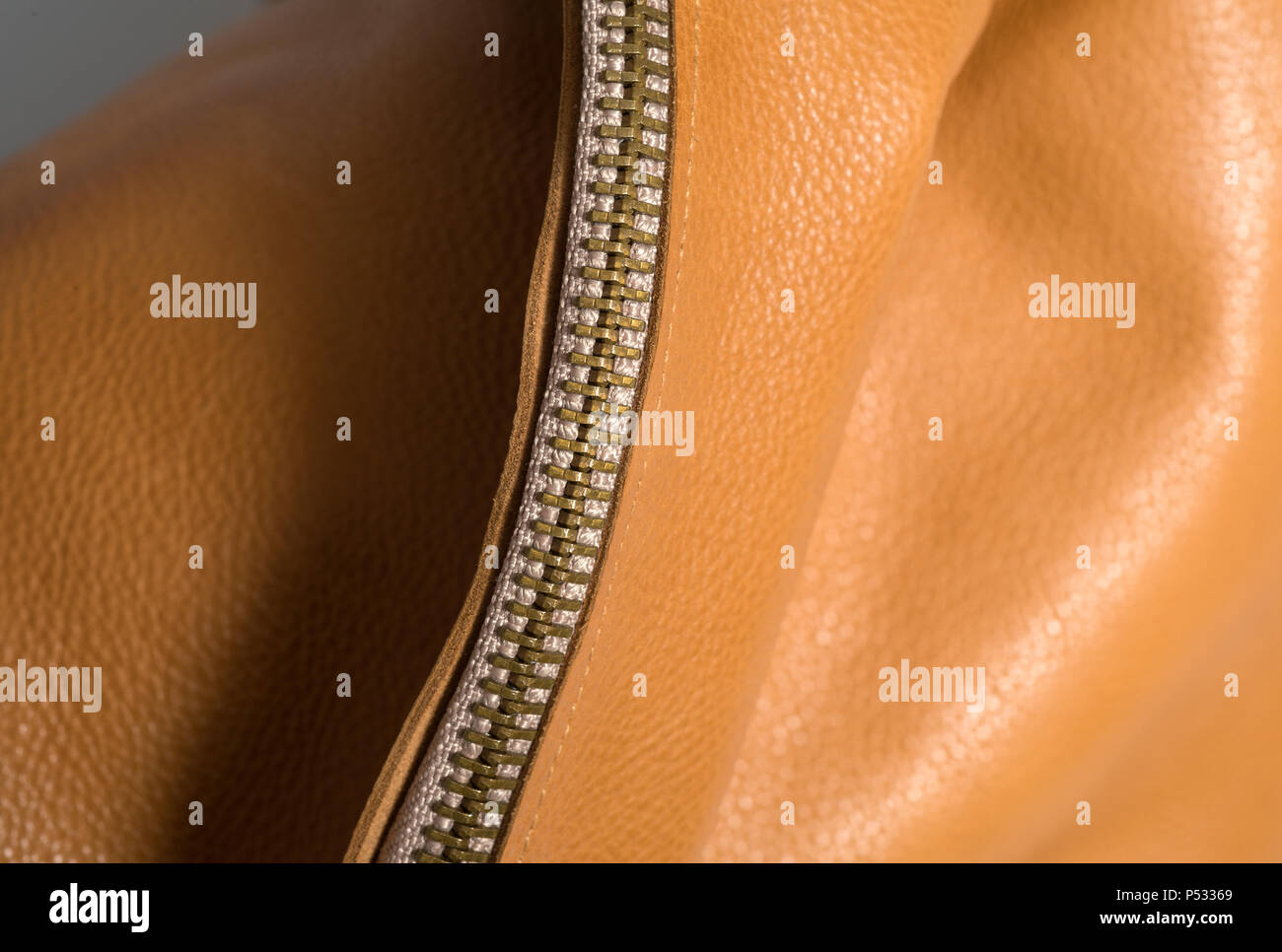 Braun Leder Tasche mit Reißverschluss. Stockfoto