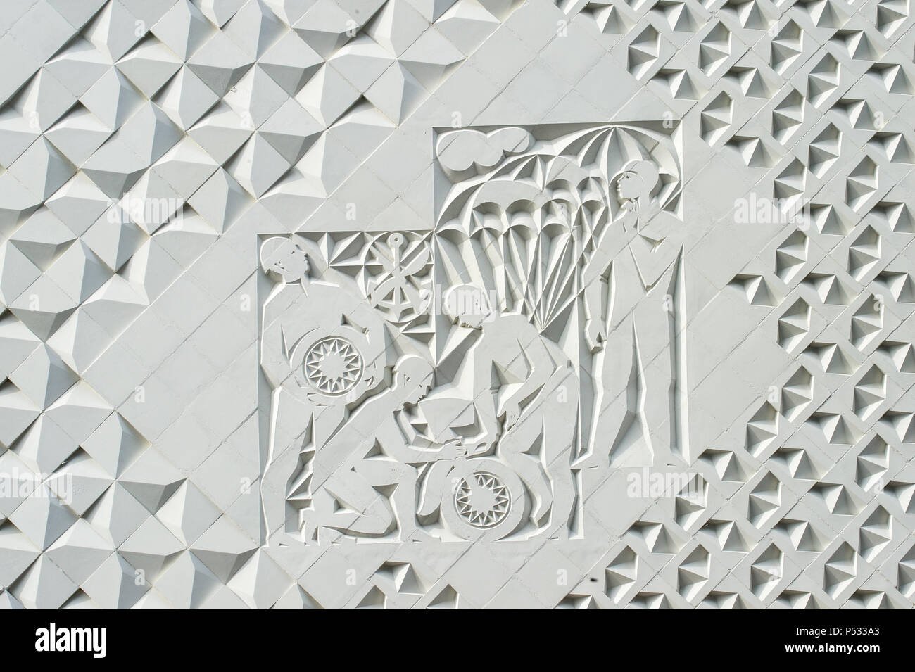 Skulptur, Relief an der Außenfassade des Kino International in Berlin-Mitte Stockfoto