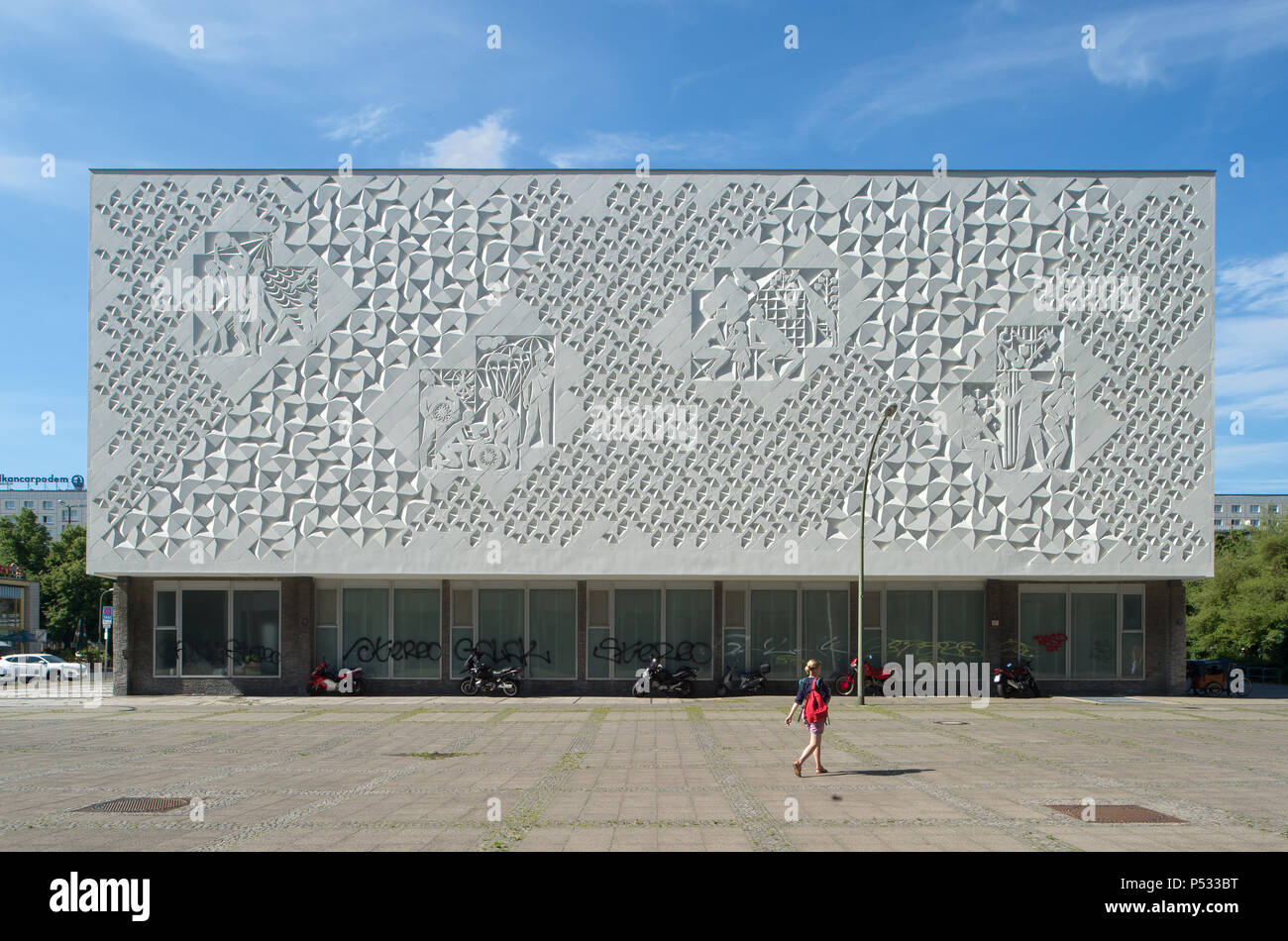 Skulptur, Relief an der Außenfassade von der Rückseite des Kino International in Berlin-Mitte Stockfoto