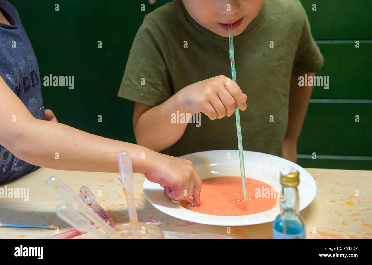 Kinder spielen mit flüssigen Farben in einer Kindertagesstätte Stockfoto