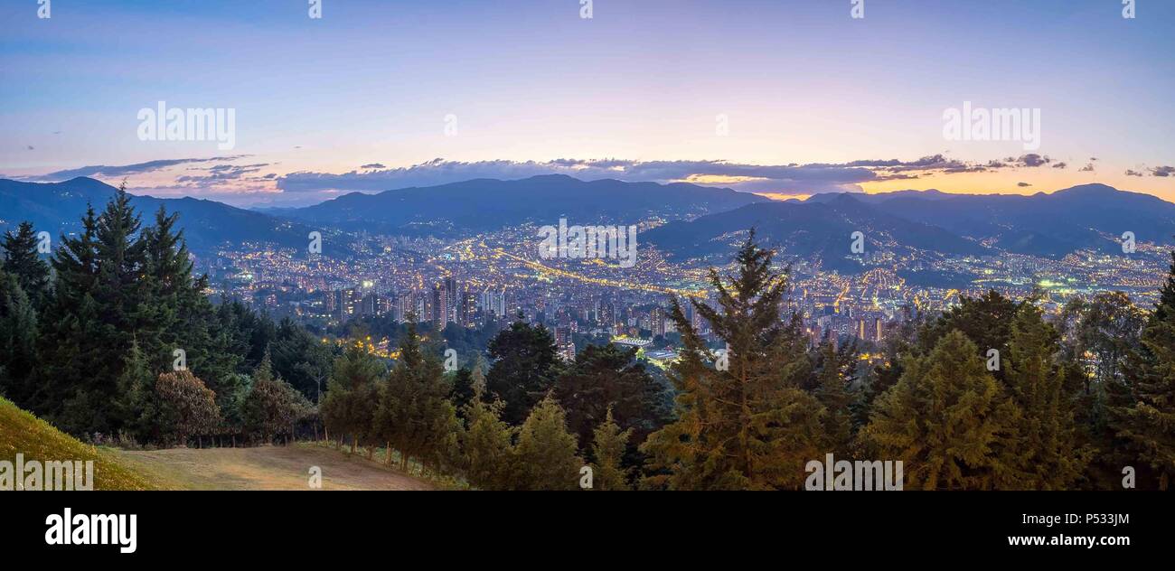Panoramablick von Medellin bei Nacht von Las Palmas Stockfoto