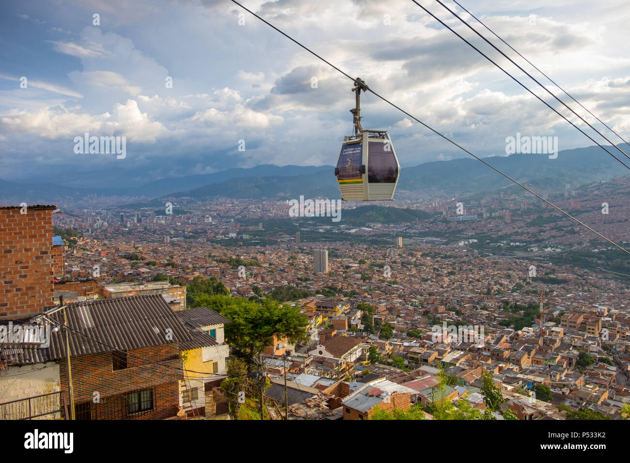 Panoramablick von Medellin Kolumbien und der Metro von Santo Domingo Stockfoto