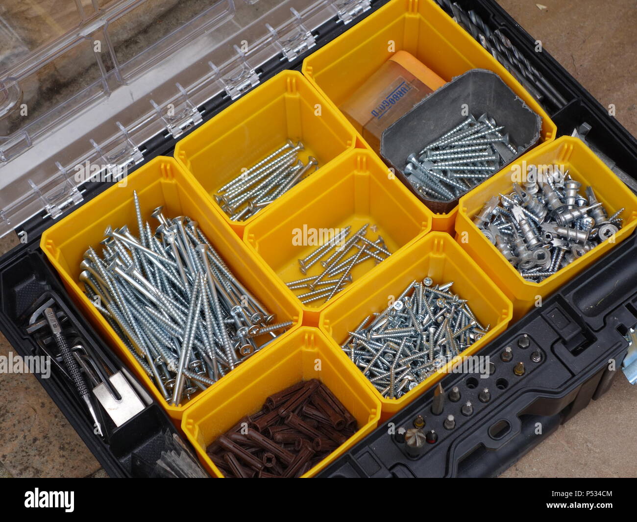 Professionelle trademan, komplett ausgestattetes Tool Kit enthält die Verschlüsse, die auch für seine Arbeit benötigt werden. Stockfoto