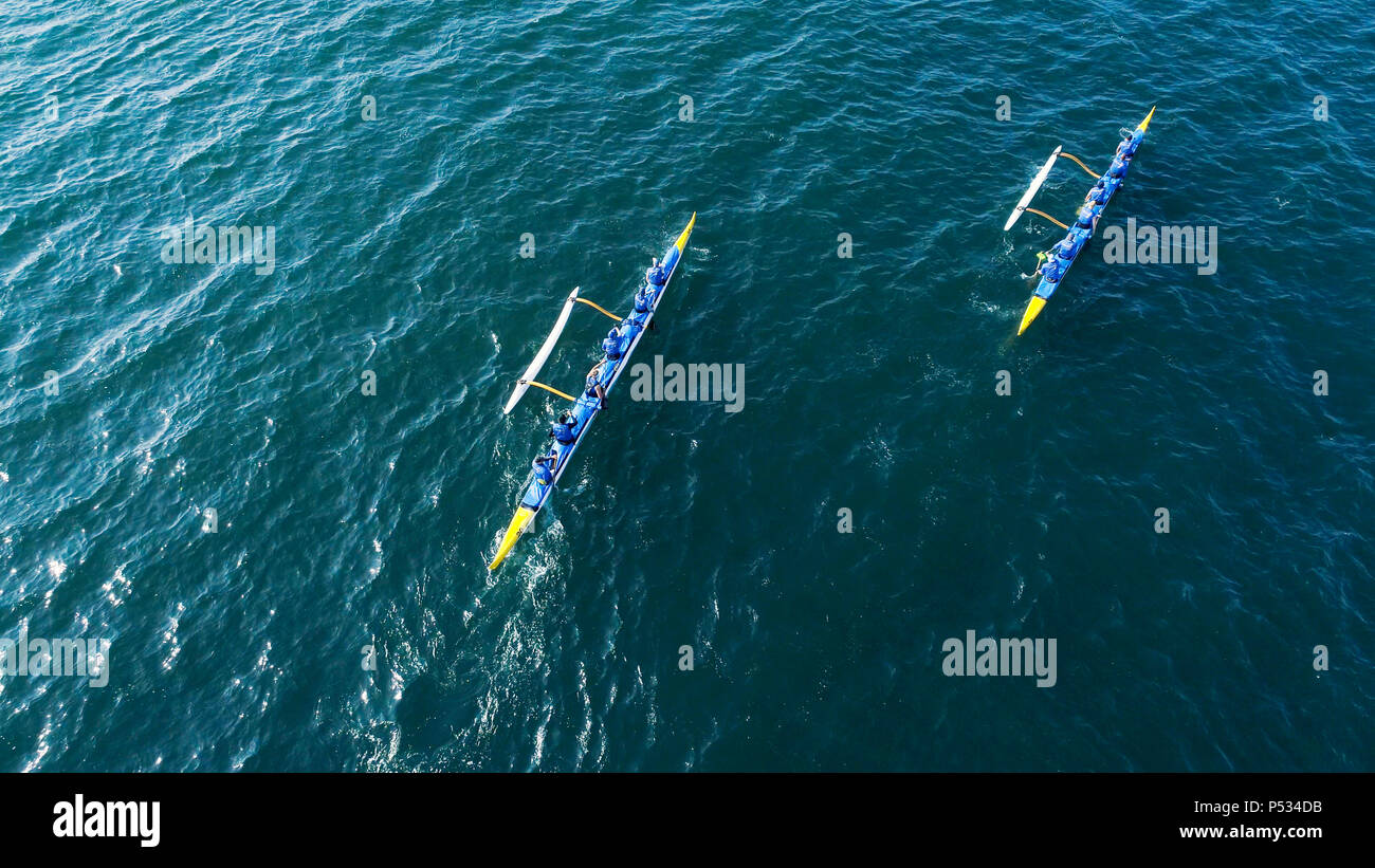 Outrigger Kanu Teams in Santa Barbara Rig laufen 12 km Rennen im Wettbewerb Stockfoto