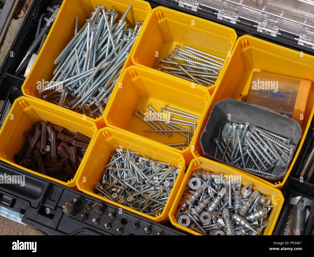 Professionelle trademan, komplett ausgestattetes Tool Kit enthält die Verschlüsse, die auch für seine Arbeit benötigt werden. Stockfoto