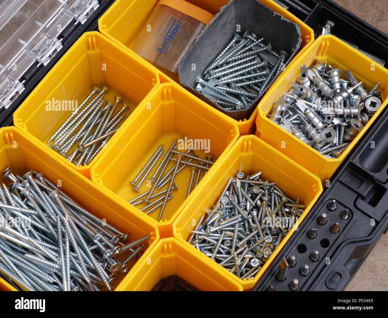 Professionelle trademan, komplett ausgestattetes Tool Kit enthält die Verschlüsse, die auch für seine Arbeit benötigt werden. Stockfoto