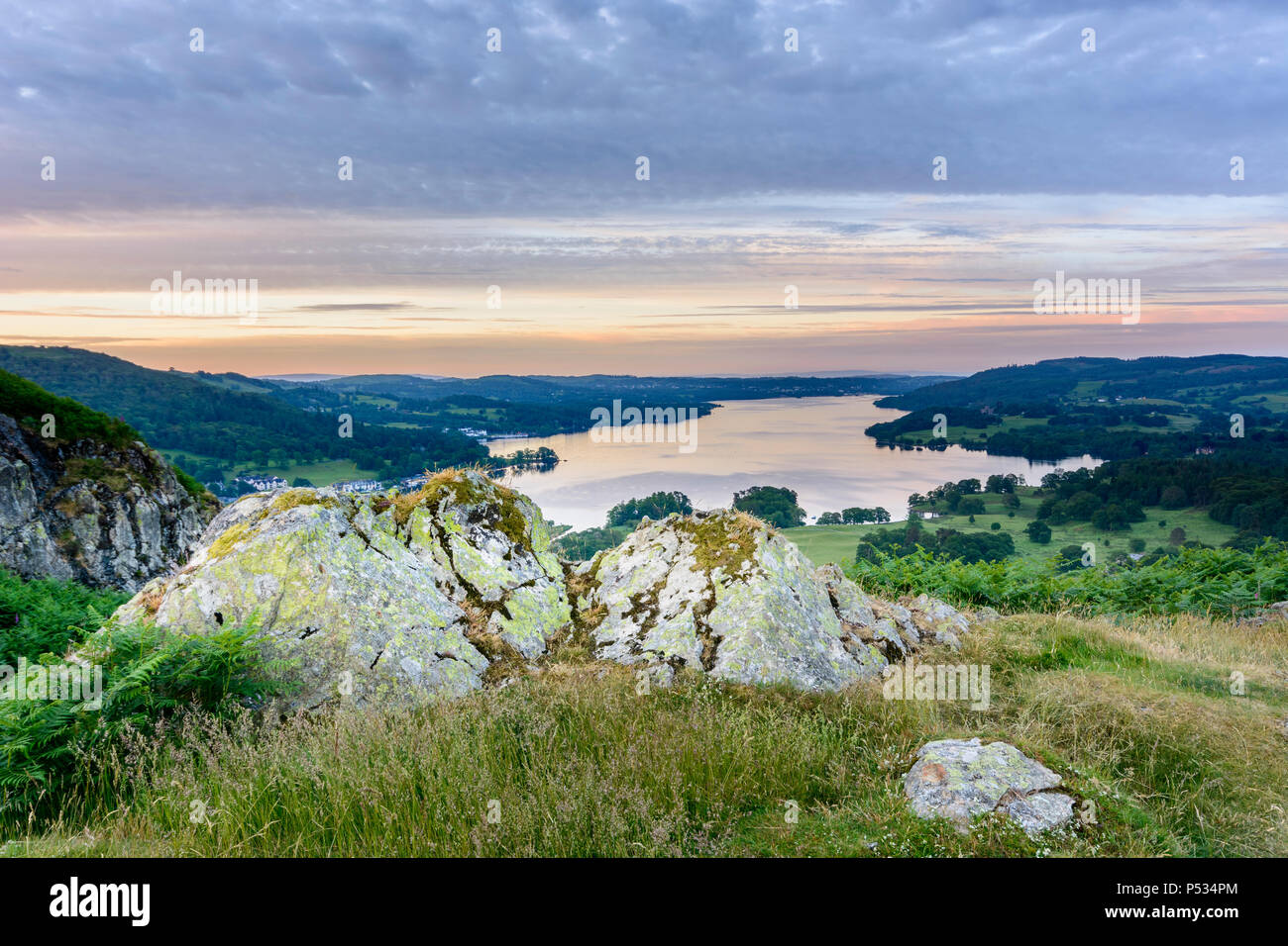 Klassische Ansicht des Lake Windermere von Loughrigg fiel, Ambleside, Lake District, Cumbria, England Stockfoto