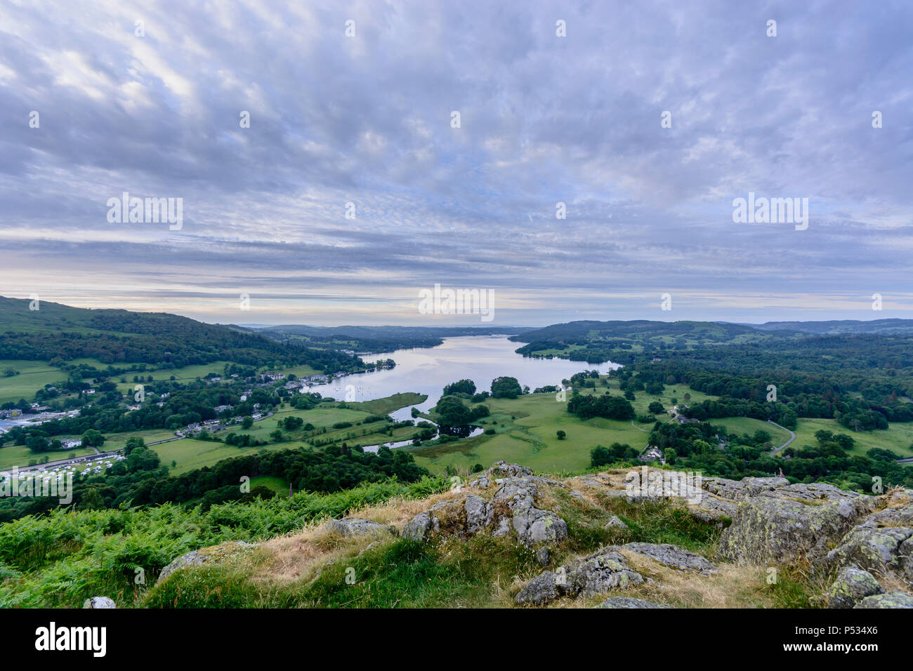 Klassische Ansicht des Lake Windermere von Loughrigg fiel, Ambleside, Lake District, Cumbria, England Stockfoto