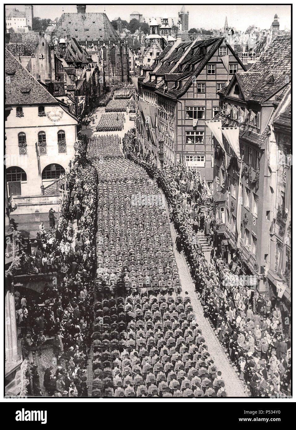 Die Sturmabteilung SA marschierte am 11. September 1938 durch Nürnberg zu Nazi-Kundgebungsfeierlichkeiten. Stockfoto