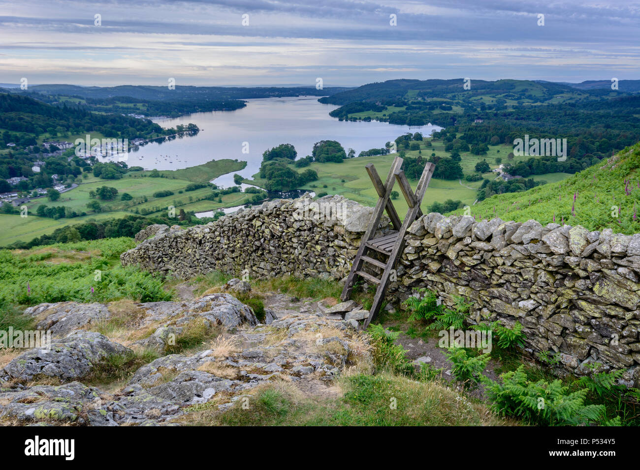 Klassische Ansicht des Lake Windermere von Loughrigg fiel, Ambleside, Lake District, Cumbria, England Stockfoto