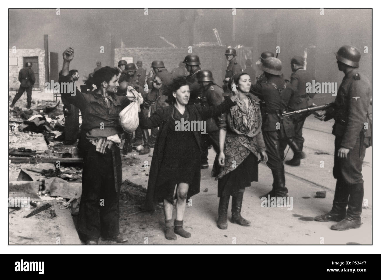 WARSCHAUER GHETTO 1943 mutige polnische Juden stehen in stiller Trotz, während die brutale Liquidation des Warschauer Ghettos durch die Nazi-Waffen-SS und Wehrmachtruppen um sie herum stattfindet 1943. Mai "das jüdische Viertel Warschaus ist nicht mehr!" ..schrieb Jürgen Stroop in dem STROOP-BERICHT für Heinrich Himmler über die brutale, unmenschliche Liquidation von Warschau Ghetto im Mai 1943. Dies war eine Gräueltat und ein von den Nazis dokumentiertes Kriegsverbrechen, das vom US-Anwalt für die Verfolgung der Achsenkriminalität als Beweis verwendet wurde. Nürnberg Deutschland Stockfoto