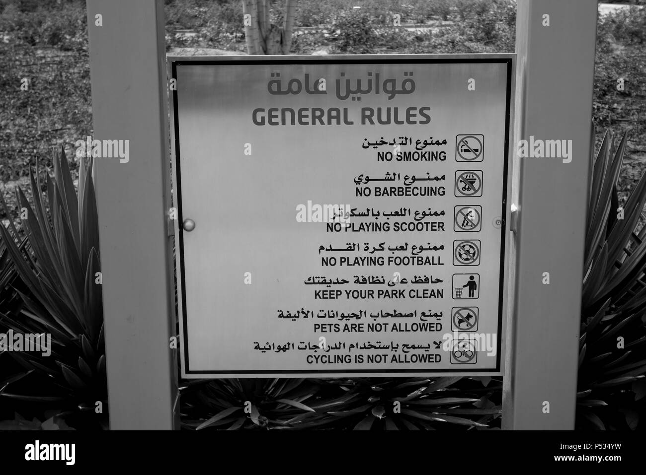 Liste der Park Regeln und Vorschriften in Englisch und Arabisch in einem öffentlichen Park angezeigt, Kuwait City, Kuwait, den Arabischen Golf, Naher Osten Stockfoto