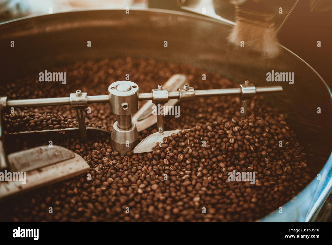 Professionelle Kaffeeröstung und Tests mit Hand in Kolumbien Stockfoto