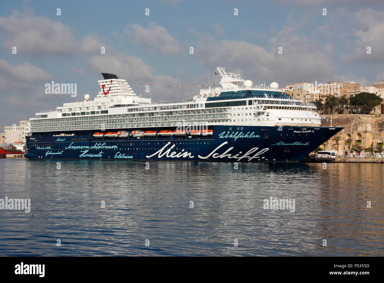 Kreuzfahrtschiff der TUI Cruises Mein Schiff 2 in Maltas Grand Harbour. Reisen und Tourismus in das Mittelmeer. Stockfoto